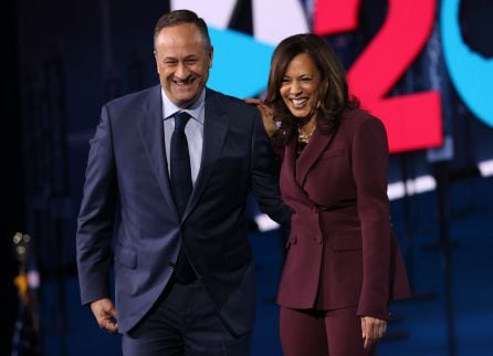 Kamala Harris y su marido Douglas Emhoff en la convención del Partido Demócrata del pasado mes de agosto. Emhoff se convertirá este miércoles en el primer &#039;second gentlemen&#039; (segundo caballero) de la historia del país