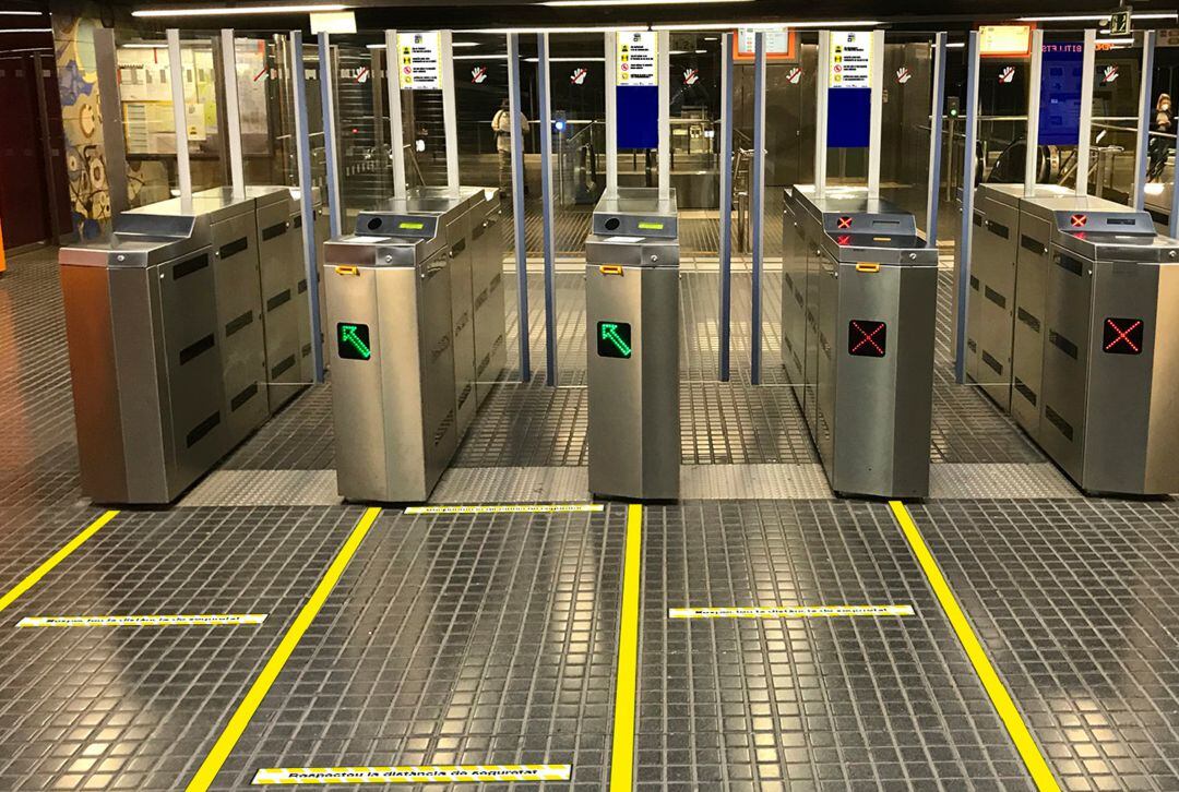 Maquines validadores a una estació dels FGC