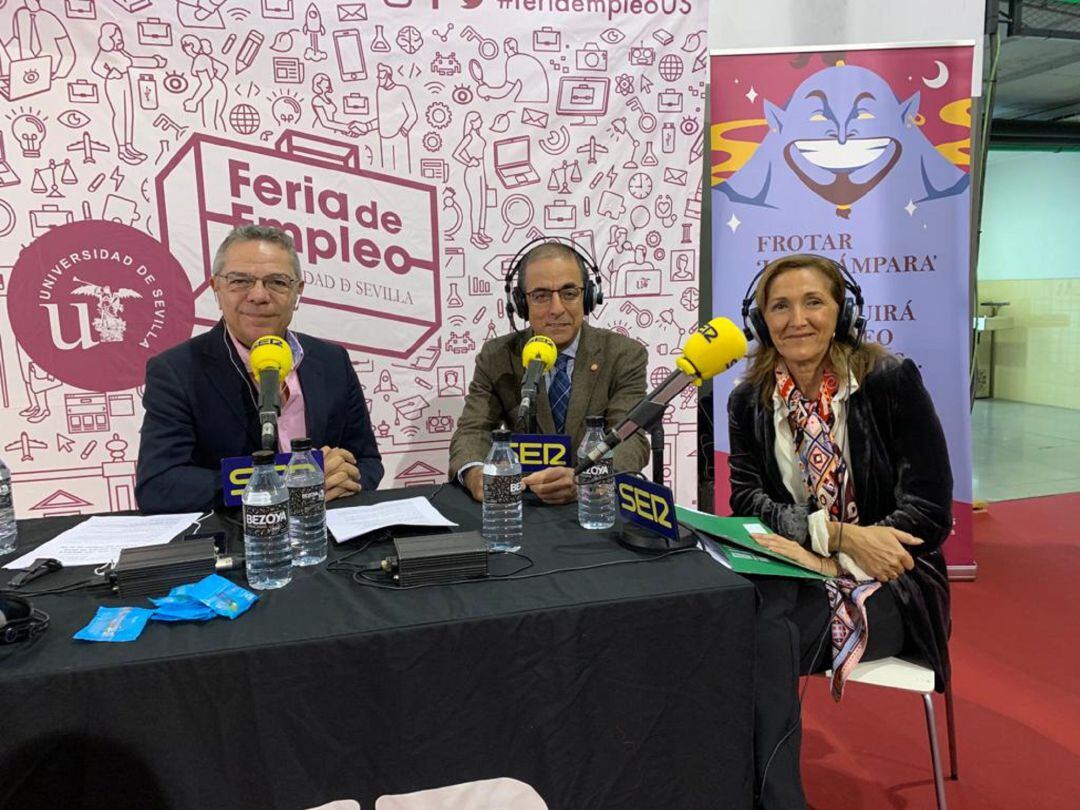 Salomón Hachuel junto a Miguel Ángel Castro, rector de la Universidad de Sevilla y María del Mar Rull, delegada territorial de Empleo, Formación, Trabajo Autónomo, Economía,Conocimiento, Empresas y Universidad de la Junta en Sevilla 