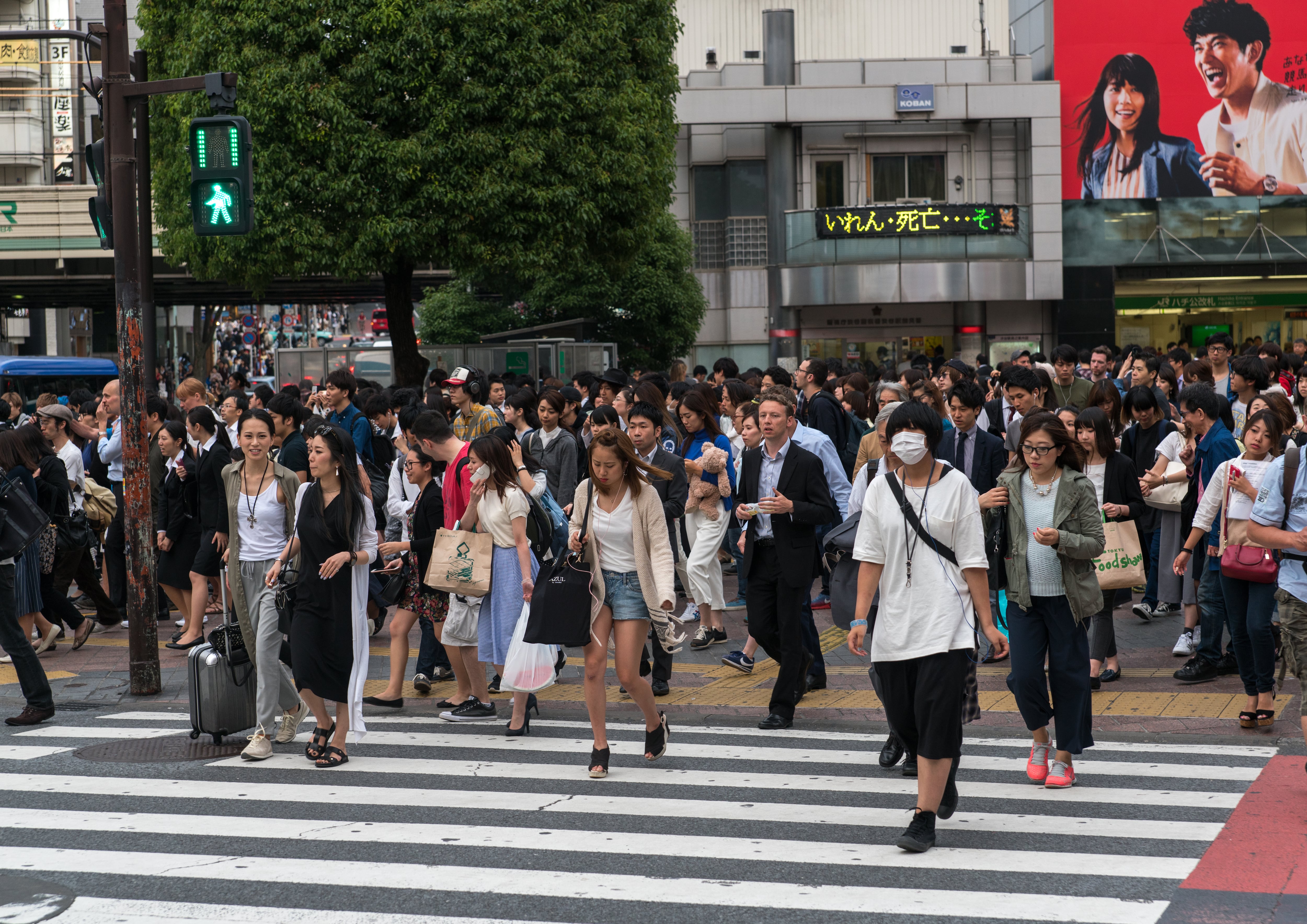 Varias personas en el cruce de Shibuya.