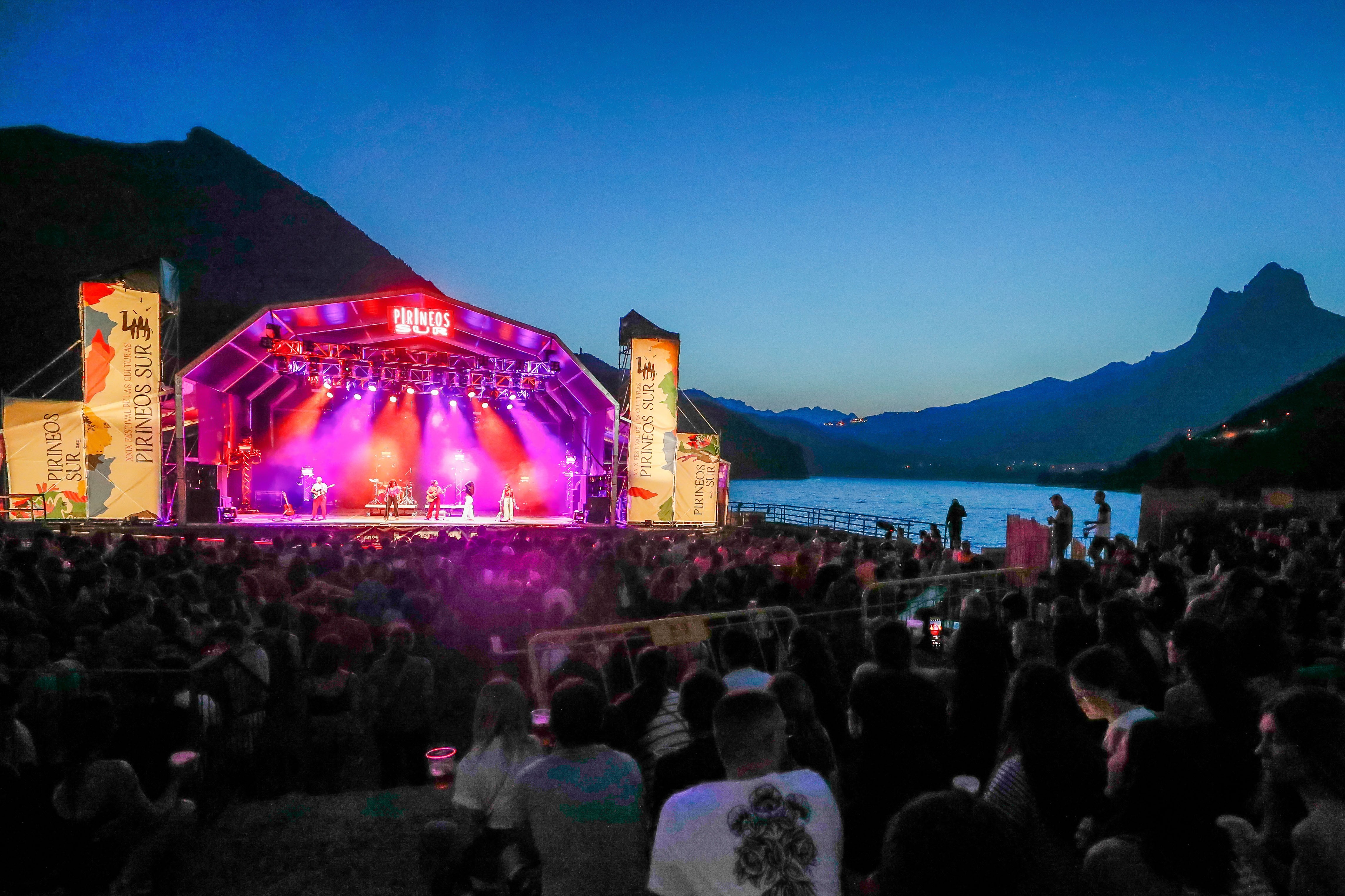 LANUZA (HUESCA), 15/07/2022.- Integrantes del grupo musical "Maruja limón" durante su actuación hoy viernes en el escenario flotante de la localidad oscense de Lanuza, incluido en el Festival Pirineos Sur. EFE / Javier Cebollada.