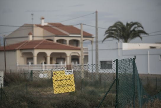 Una valla y un cartel restringen el paso a la denominada &quot;zona 3&quot;, el área con contaminación radiactiva más próxima a la localidad de Palomares (Almería)