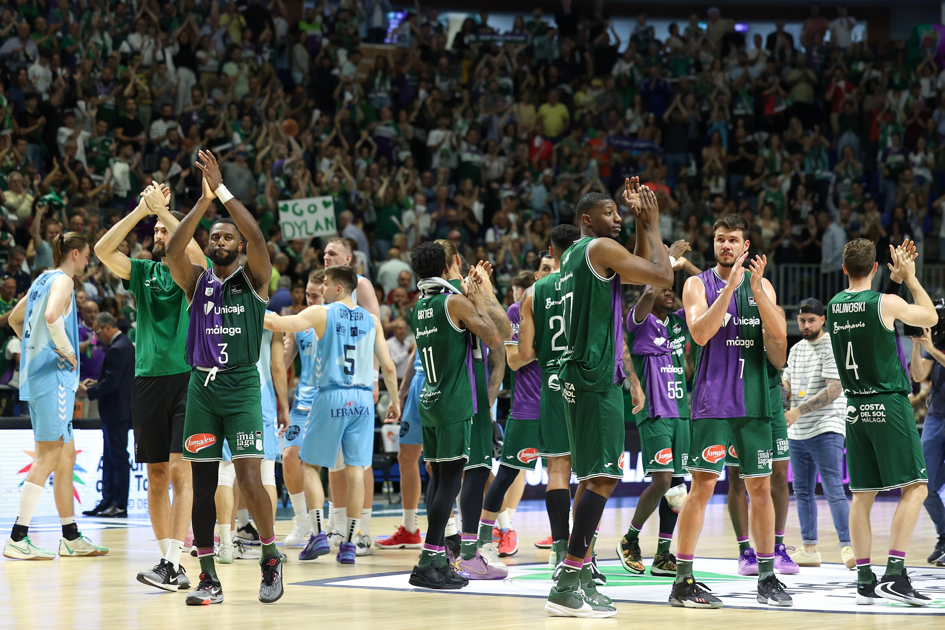 MÁLAGA, 12/05/2024.- Los jugadores de Unicaja celebran la victoria y el primer puesto en la liga regular tras el partido de baloncesto de Liga ACB que enfrentó al Unicaja Málaga con el Zunder Palencia hoy domingo en el Palacio de los Deportes José María Martín Carpena, en Málaga. EFE/ Daniel Pérez
