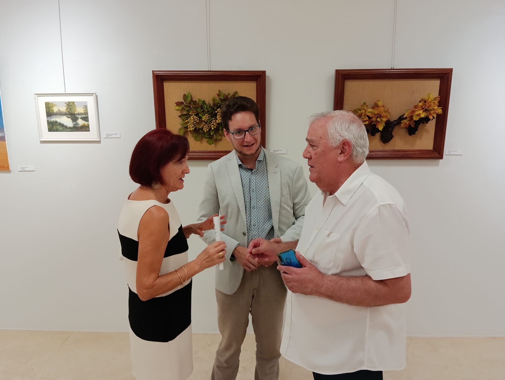 El alcalde, Antonio Linaje, (en el centro) acompañado de la presidenta de ARA, Juani Pérez, y de Tinín Bayo
