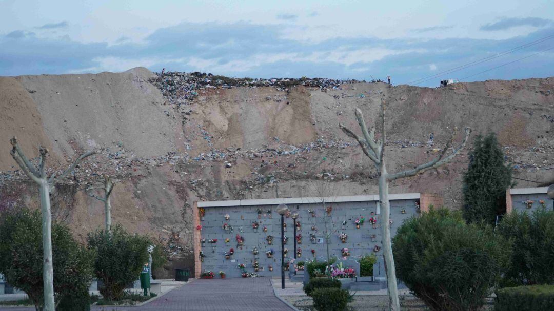 El vertedero de Alcalá de Henares, al fondo, a pocos metros del Cementerio Jardín de la ciudad complutense.