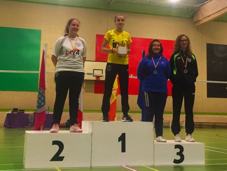 Cristina Quintanilla, en lo más alto del podio, en el Regional Sub 17.