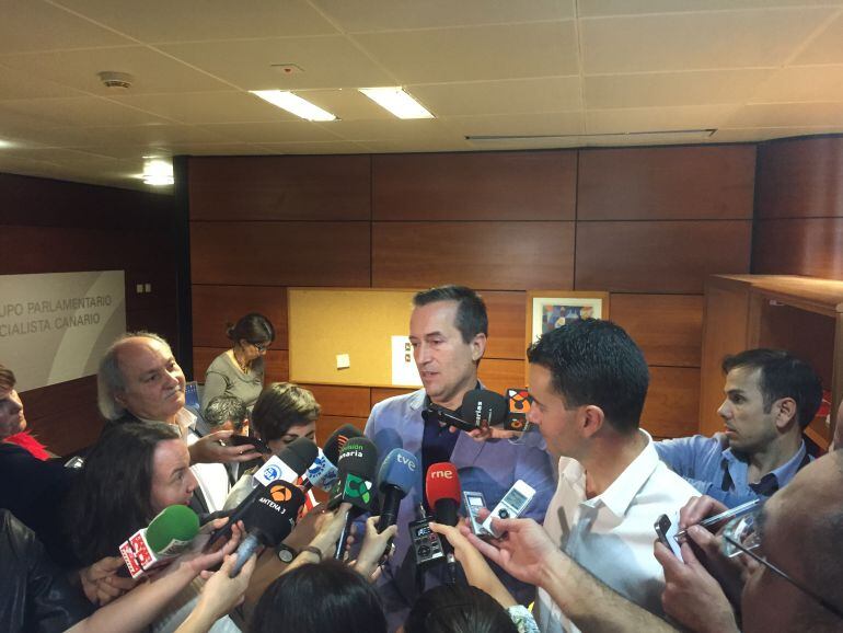 Jose Miguel Ruano y Héctor Gómez tras la reunión de la mesa del pacto. 