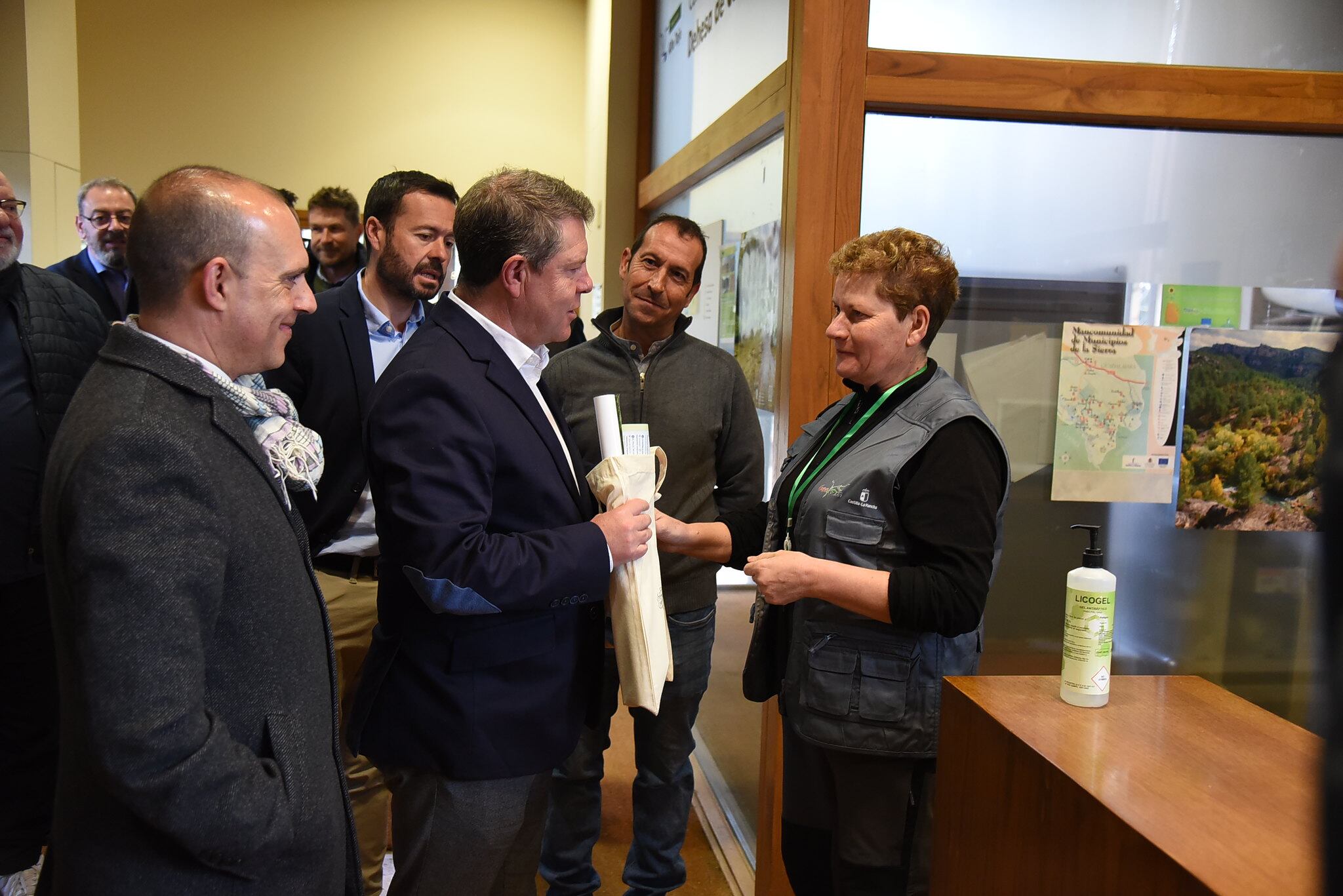 Visita del presidente de Castilla-La Mancha al Centro de Interpretación del Parque Natural del Alto Tajo en Corduente (Guadalajara)