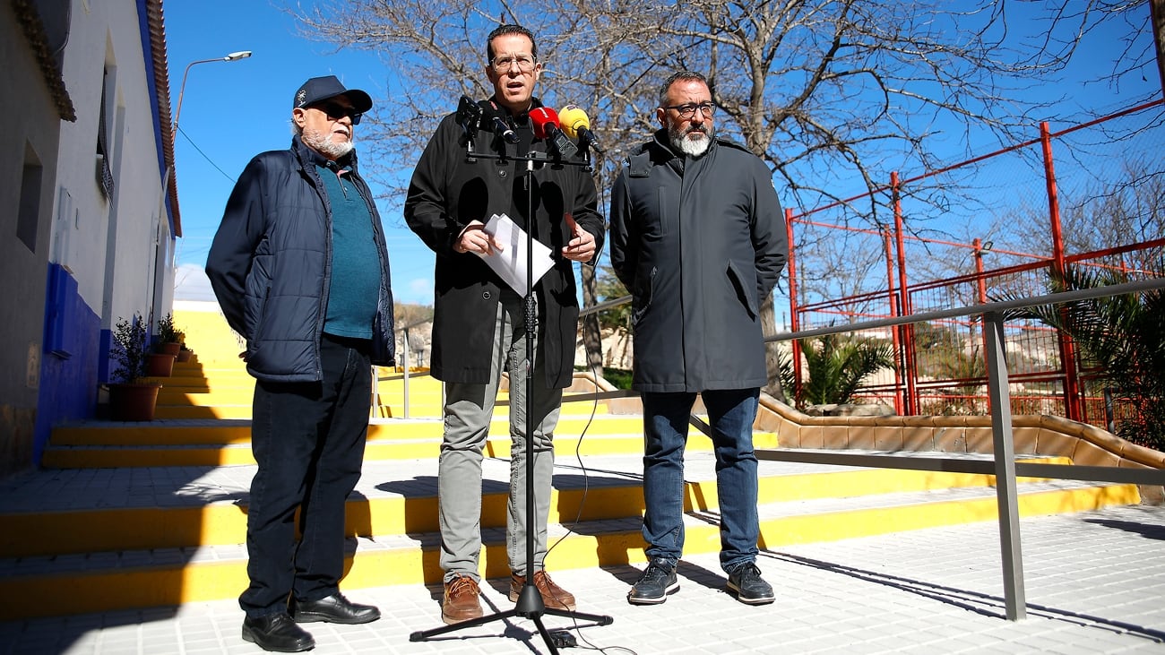 Pepe Busquier, presidente de la Asociación de Vecinos Estación 4 Zonas de Elda; junto a Rubén Alfaro, alcalde de Elda y José Antonio Amat, concejal de Espacio Público