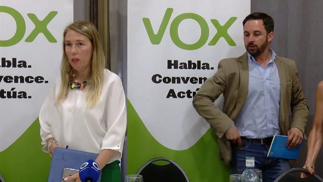 Salud Anguita bajo la atenta mirada del líder nacional Santiago Abascal