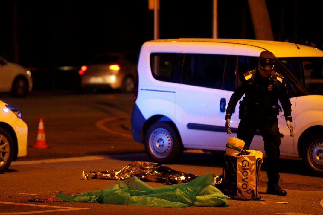 Un &#039;rider&#039; ha fallecido esta noche en el centro de Barcelona al ser atropellado por un camión del servicio de limpieza