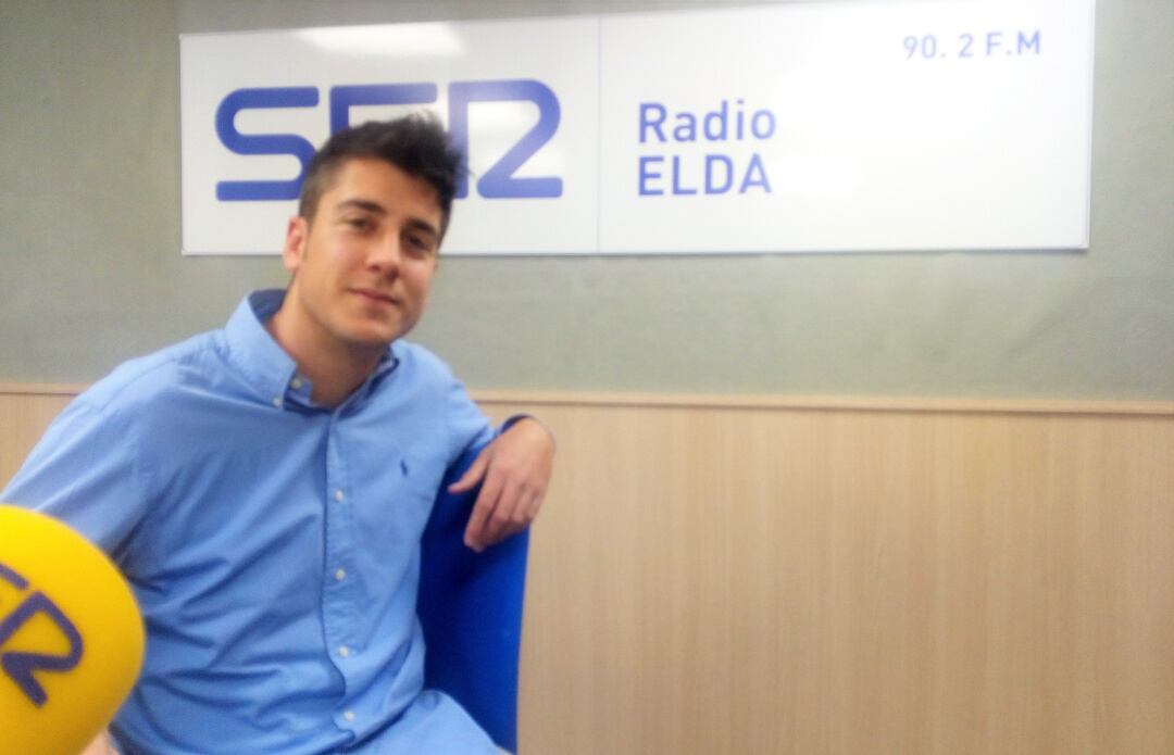 El cantante Subze en el estudio de Radio Elda Cadena SER