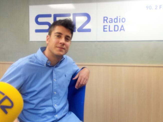 El cantante Subze en el estudio de Radio Elda Cadena SER