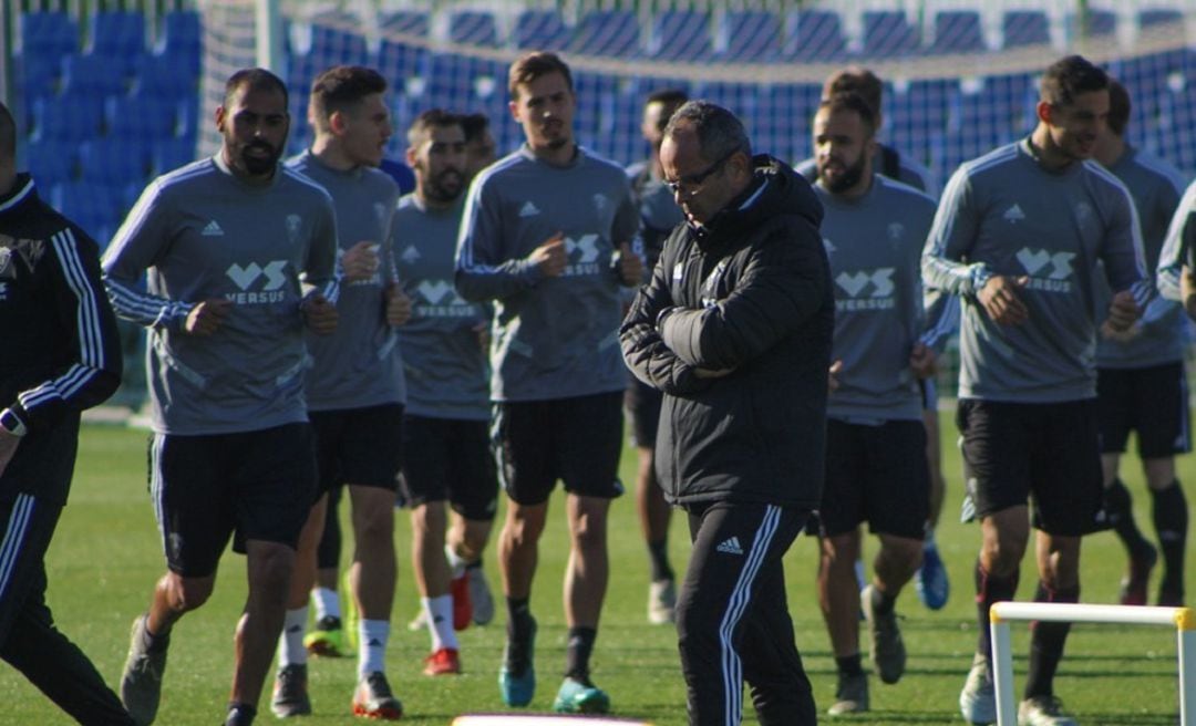 El entrenador del Cádiz junto a varios jugadores del equipo en un entrenamiento
