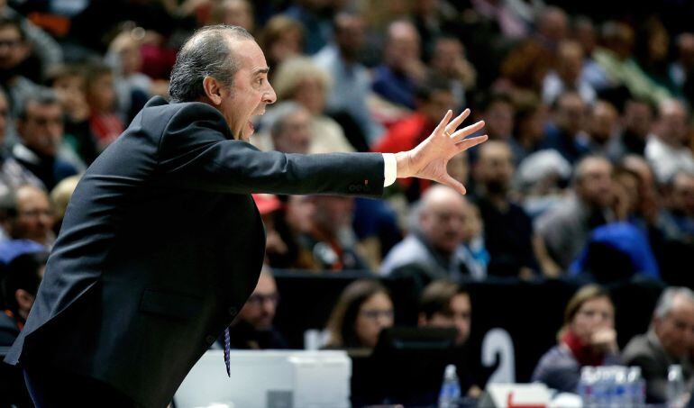 El entrenador del Valencia Basket, Txus Vidorreta, en el partido de su equipo ante el Khimki, de la Euroliga que se disputa esta noche en el pabellón Fuente de San Luis.