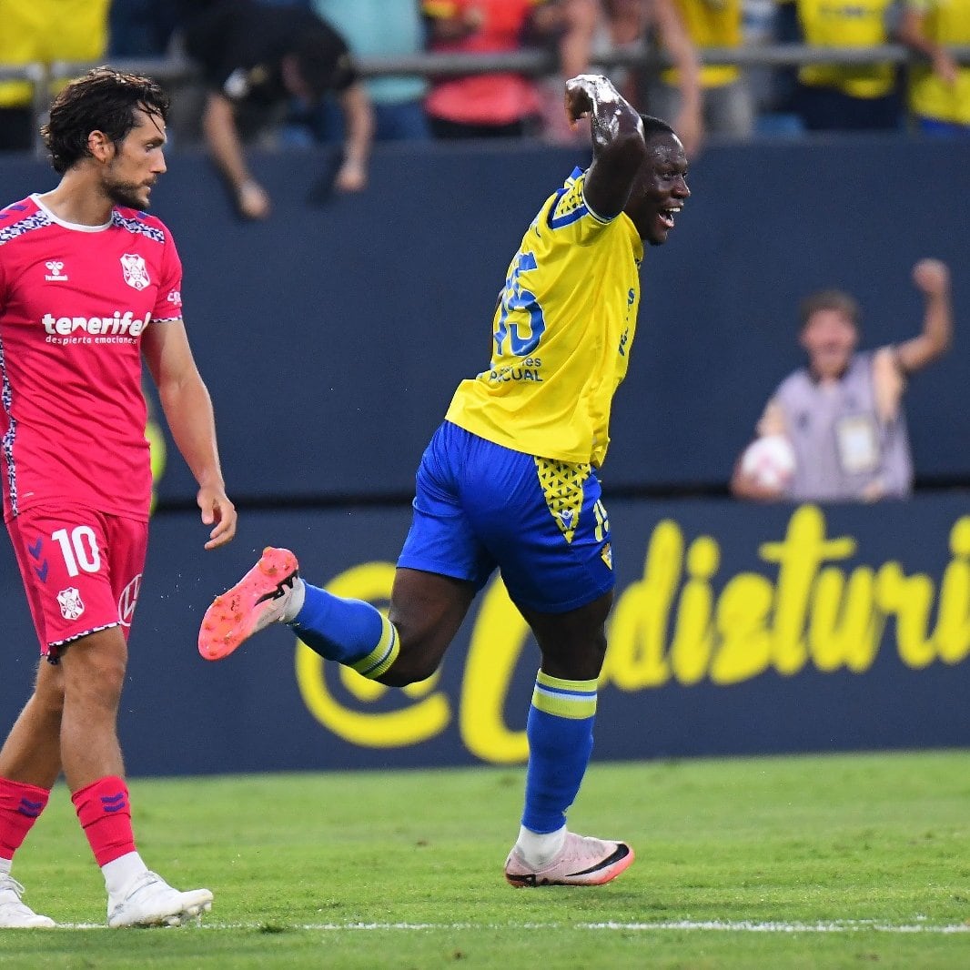 Mwepu celebra el empate en el 94. Foto:  Cádiz CF,