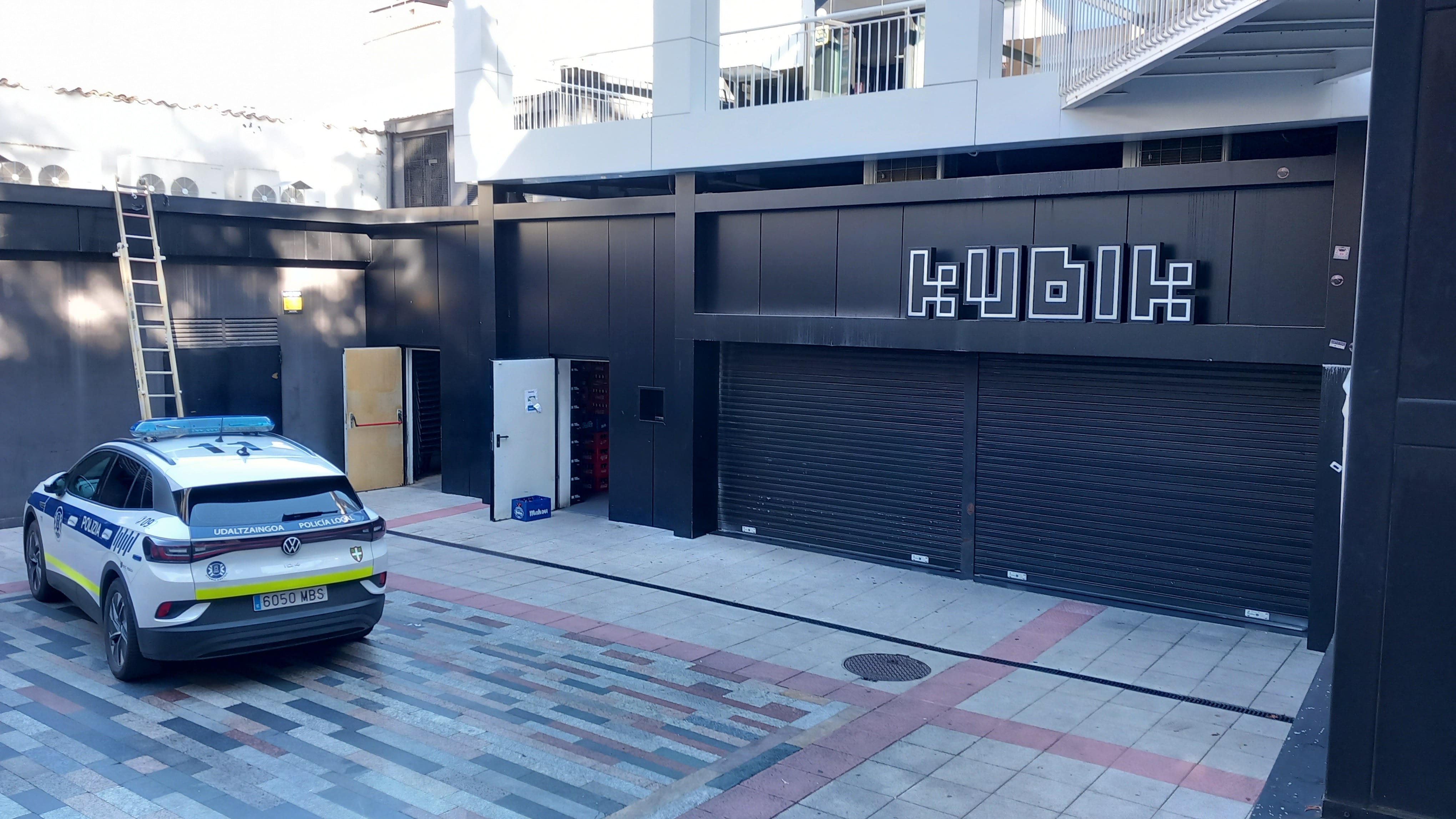 Una patrulla de la Policía Local en el exterior de la discoteca