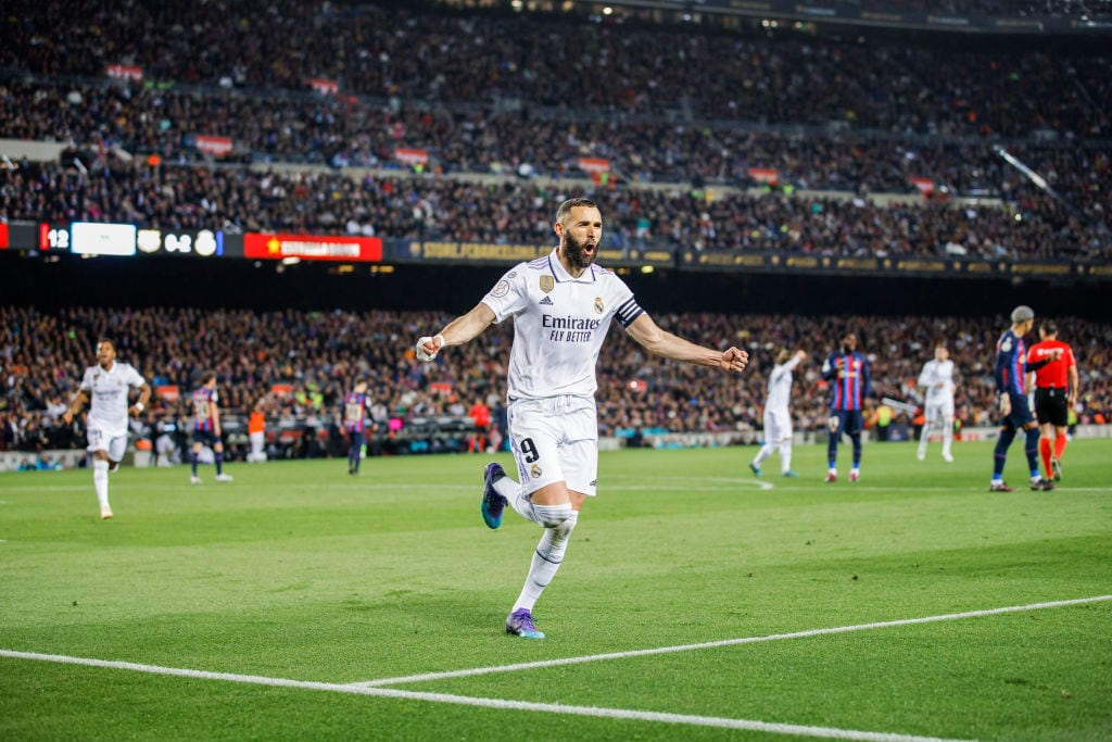 Benzema celebra uno de sus goles en el FC Barcelona 0-4 Real Madrid.