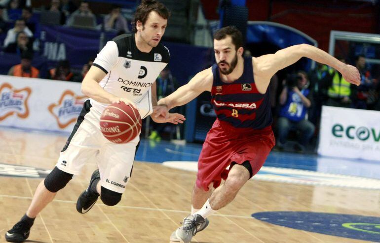 El base del Dominion Bilbao Basket, Raúl López, controla el balón ante el base del Barcelona Lassa, Pau Ribas 