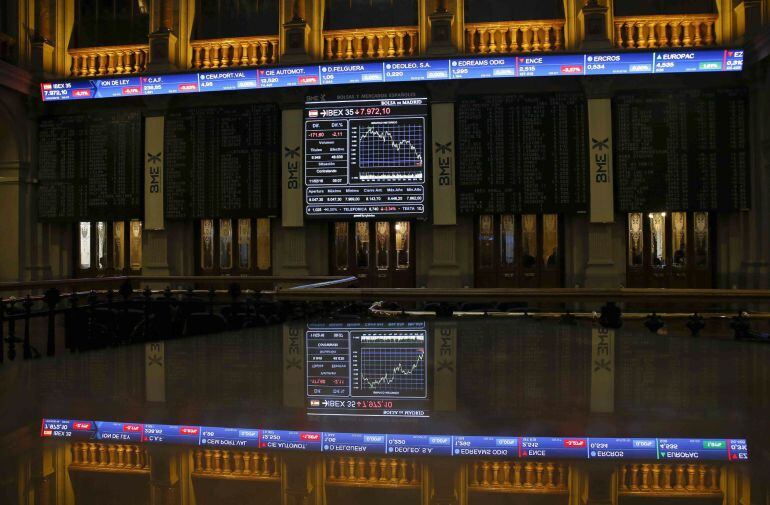 El principal indicador de la Bolsa española, el IBEX 35, perdía de nuevo los 8.000 puntos poco después de la apertura y quedaba en 7.885, al retroceder el 3,10%.