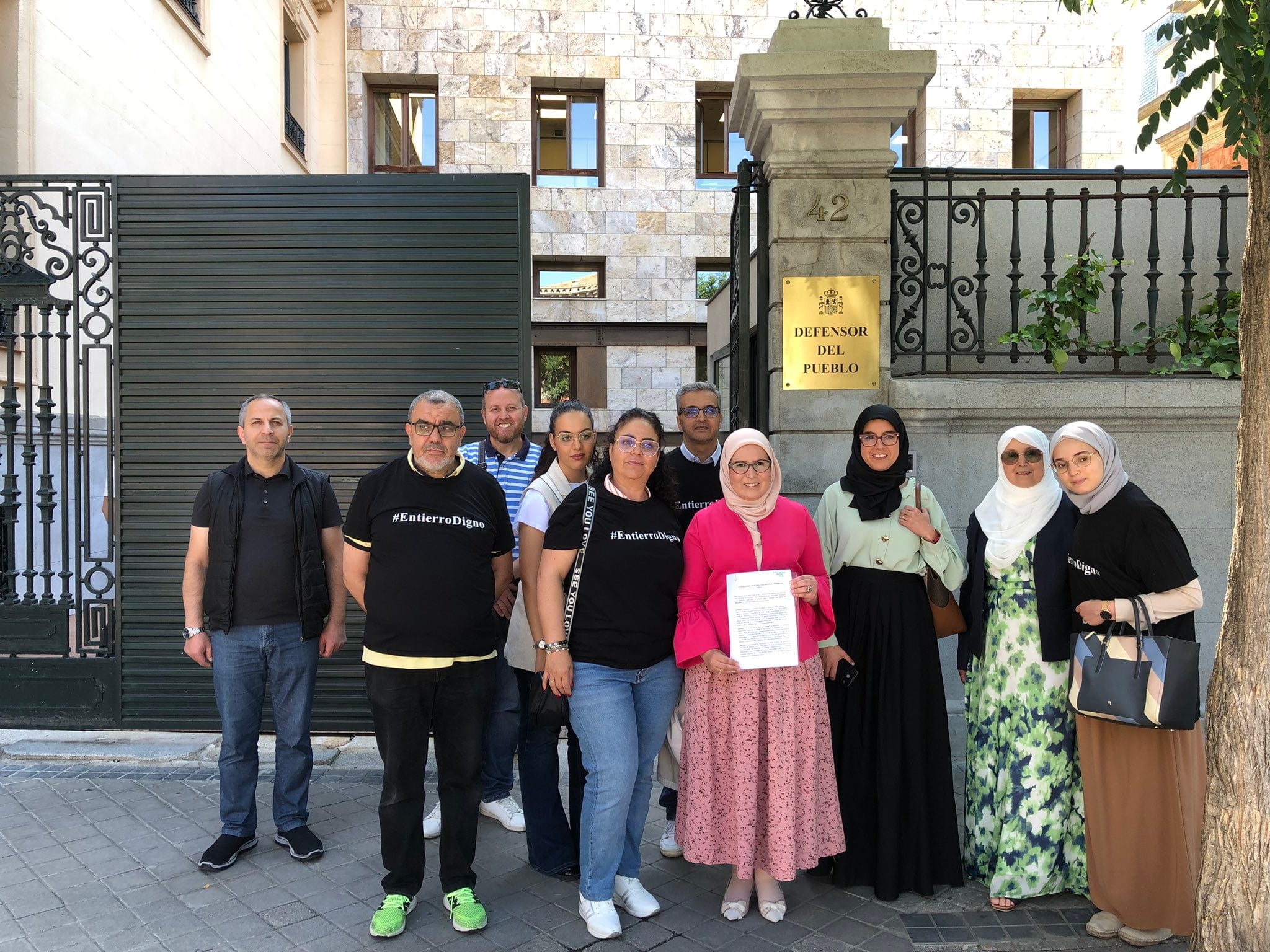 Entrega de firmas en la sede del Defensor del Pueblo