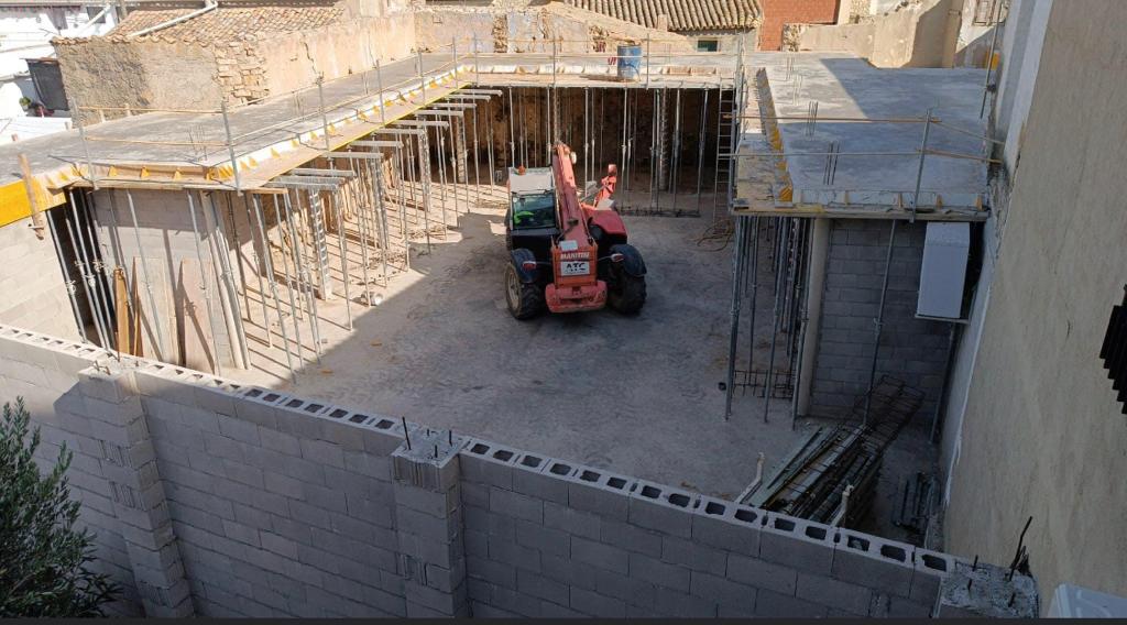 Estado actual de las obras, tras la primera fase, en lo que será el Corral de comedias de Robres (Teatro de Robres)