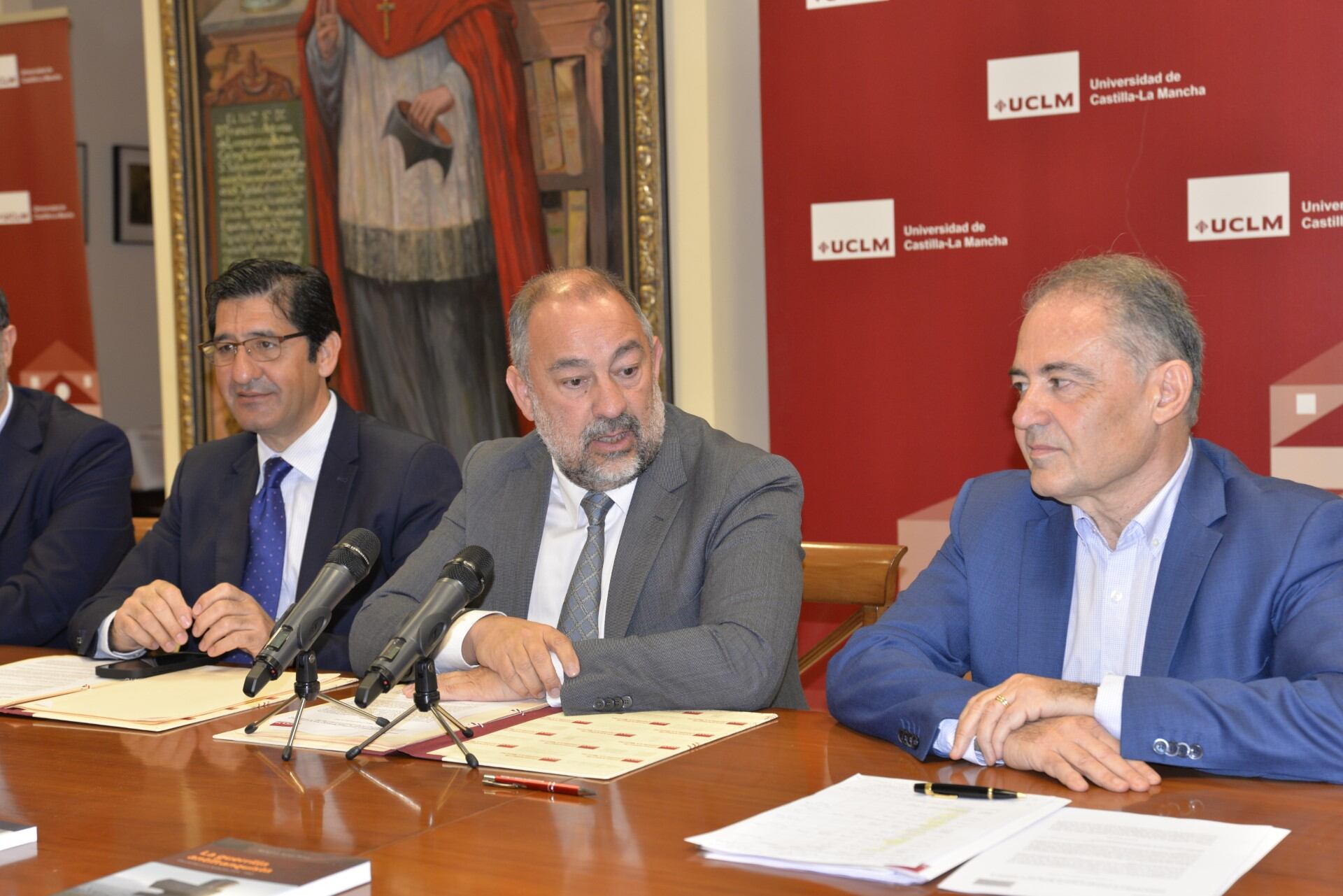 Autoridades durante la firma del convenio entre la Junta y la UCLM