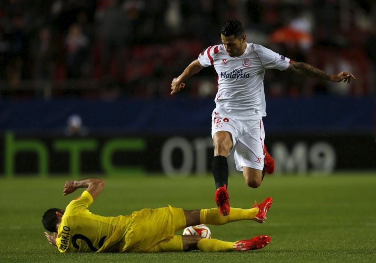 Vitolo salta sobre Mario Pérez durante el Sevilla-Villarreal de octavos de la Europa League