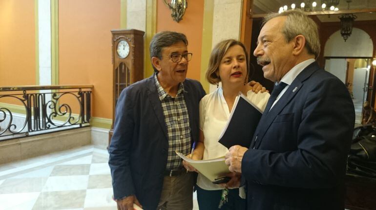 El alcalde de Oviedo, WEnceslao López, la vicealcaldesa Ana Taboada, y el concejal de IU, Roberto Sánchez Ramos tras valorar la sentencia del Calatrava.