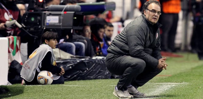 El entrenador argentino del Athletic de Bilbao, Marcelo Bielsa, observa el juego de su equipo ante el Lokomotiv de Moscú, durante el partido de vuelta de los dieciseisavos de final de la Liga Europa que disputan ambos equipos en el estadio de San Mamés