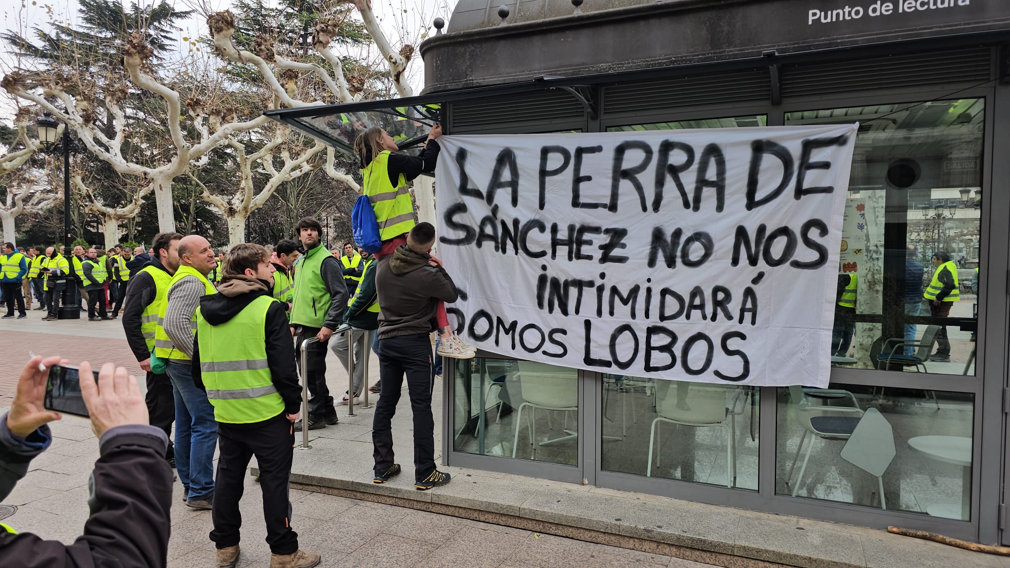 Pancarta machista en la protesta de los agricultores en Logroño