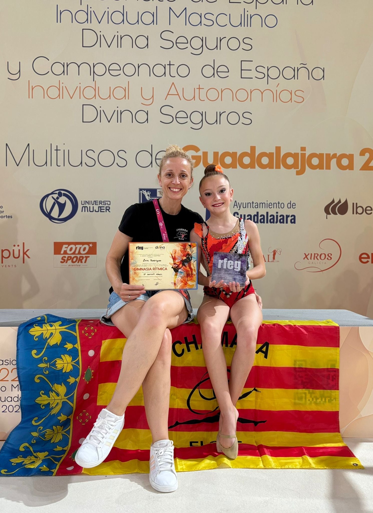 Lola Rodríguez Melgar posa junto a su madre y entrenadora, Davinia Melgar