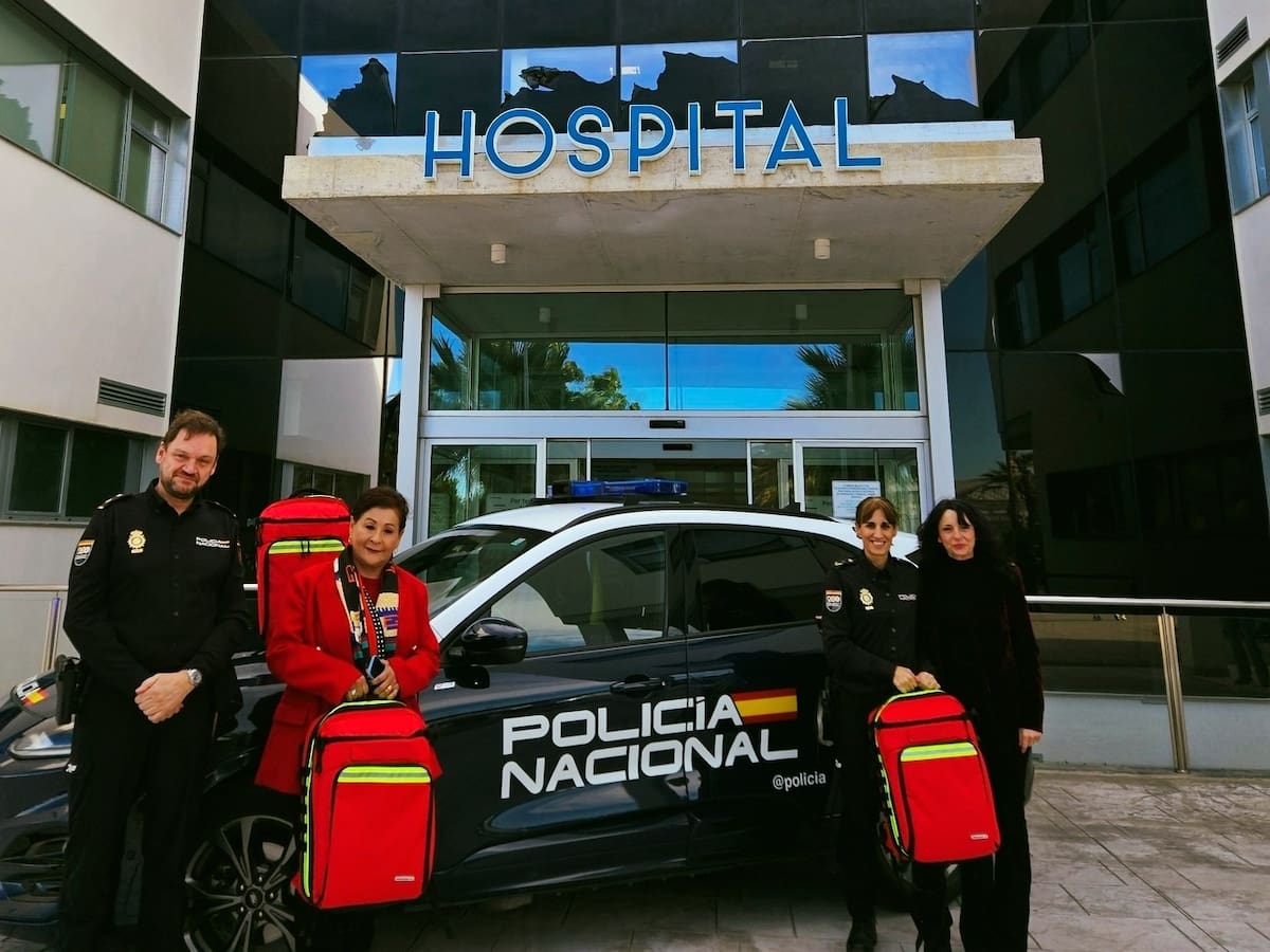 HCB Dénia refuerza la atención a emergencias con la entrega de botiquines a la Policía Nacional