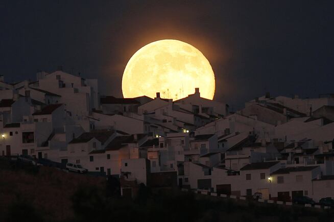 Superluna sobre las casas de Olvera (Cádiz), el 12 de julio.