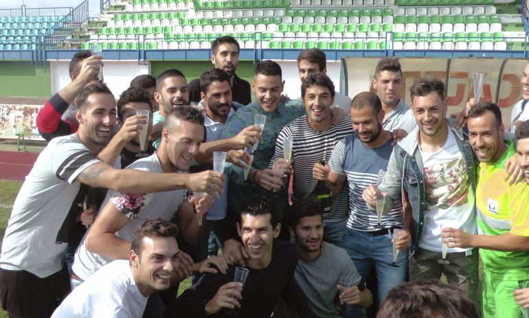 Jugadores del Villanovense celebran el emparejamiento con el Barça