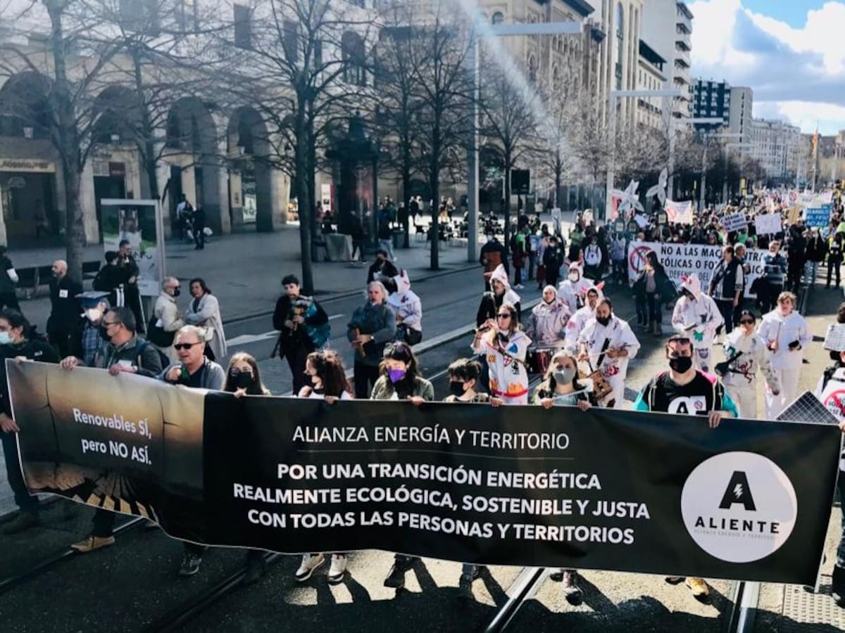 Miles de aragoneses se manifiestan bajo el lema "Renovables sí, pero no así"