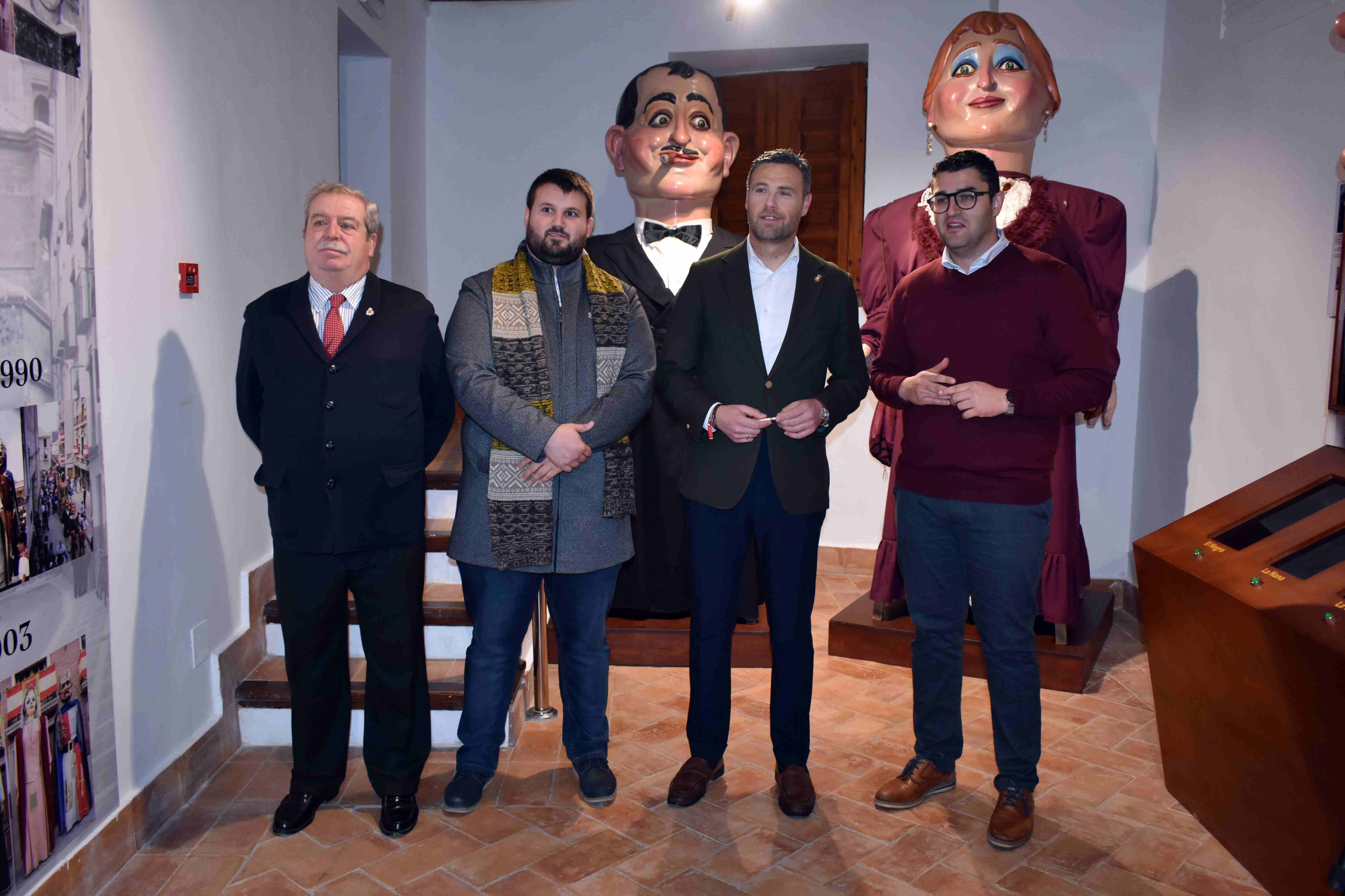 El alcalde, José Francisco García junto al concejal de Turismo, José Carlos Gómez, el hermano mayor de la Cofradía de la Vera Cruz, Luis Melgarejo y el secretario general de la Comisión de Festejos, Simón Laborda