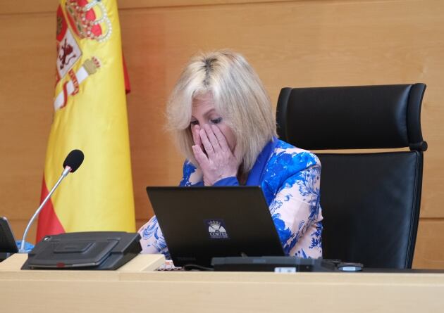 La consejera de Sanidad, Verónica Casado, se emociona al recordar a sus compañeros sanitarios fallecidos por el coronavirus