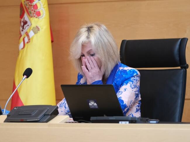 La consejera de Sanidad, Verónica Casado, se emociona al recordar a sus compañeros sanitarios fallecidos por el coronavirus