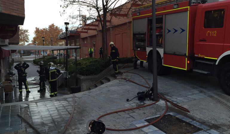 El incendio en una pizzería de Tres CAntos ha dejado dos heridos leves por intoxicación por humo y 25 personas desalojadas
