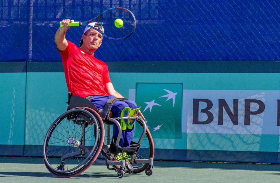 El tenista de Torre Pacheco, Enrique Siscar, durante un torneo