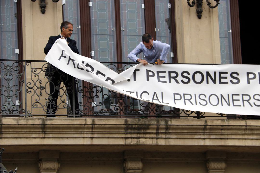 Pla curt on es pot veure el moment en què dos treballadors de l'Ajuntament de Lleida retiren la pancarta de suport a presos i exiliats en compliment de la resolució de la JEZ, el 9 d'octubre de 2019. 