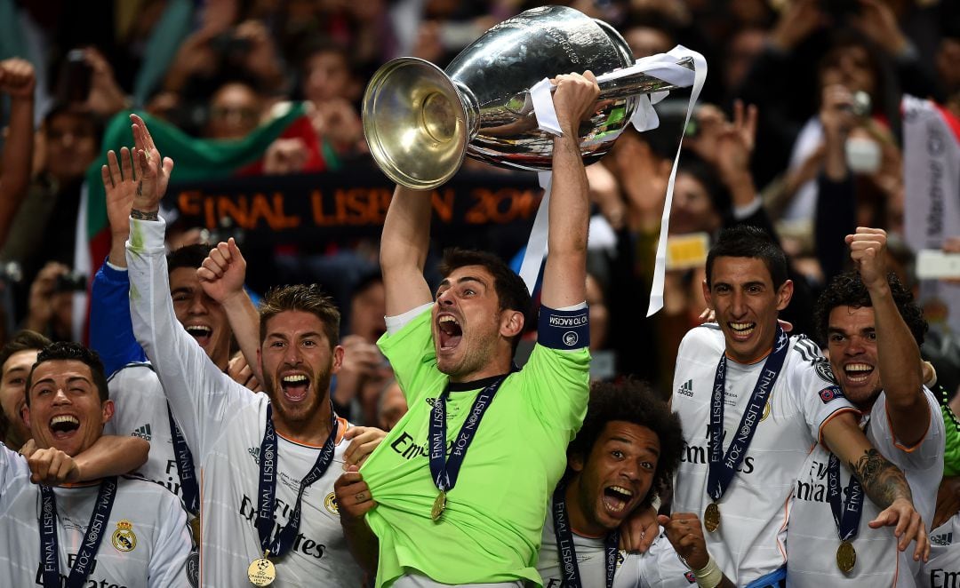 Iker Casillas levanta el trofeo de la Champions tras la final de Lisboa.