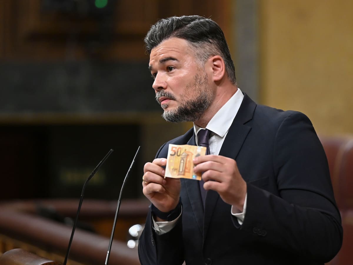 Rufián acusa a Junts de que su bandera son "50 pavos" y les reprocha compartirla con PP y Vox