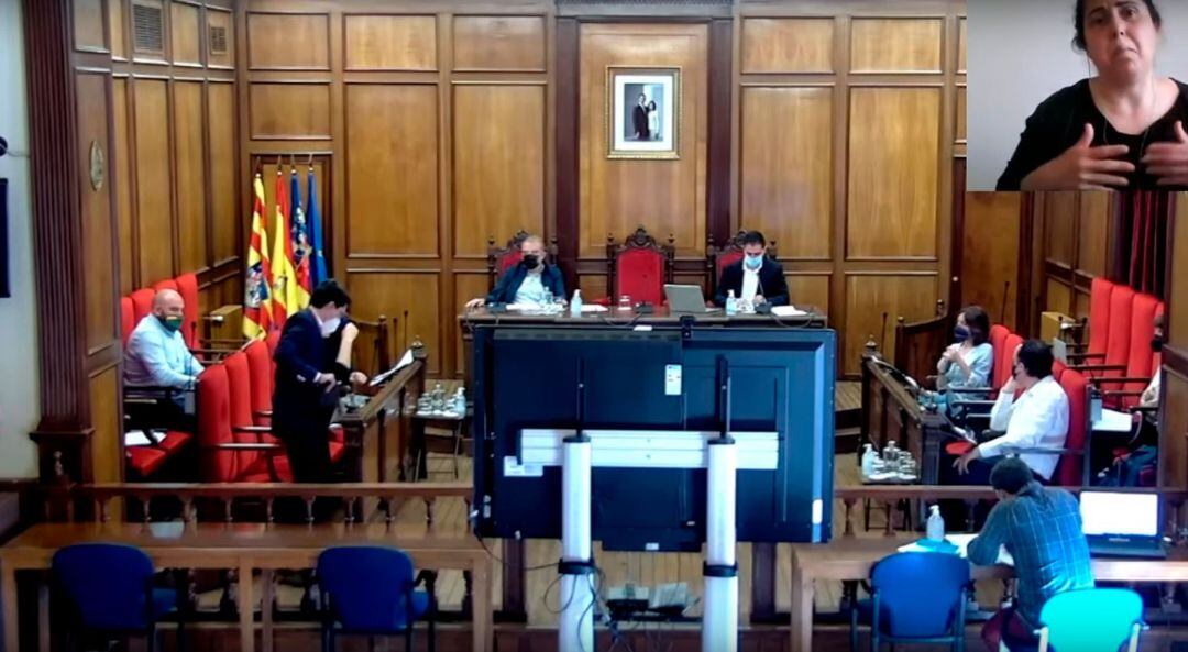 Momento en el que el portavoz del PP, Quique Ruiz, abandona la sesión plenaria de este viernes.