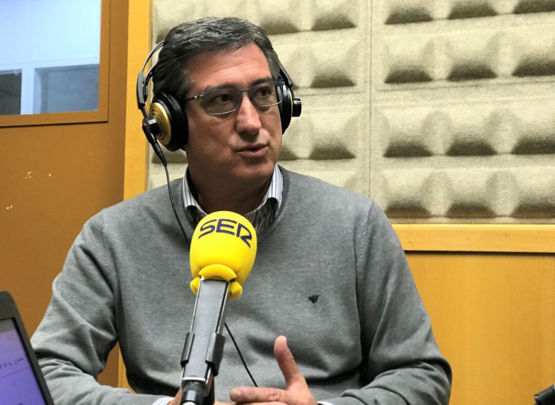 Ignacio Prendes, durante una entrevista en Radio Asturias