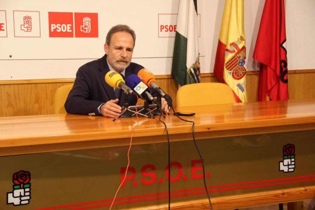 Salvador de la Encina durante una comparecencia en la sede socialista de Algeciras.