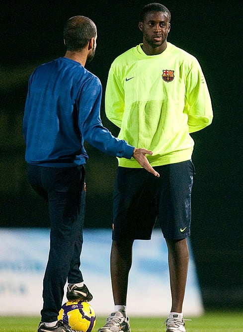 Touré Yaya charla con el míster Pep Guardiola