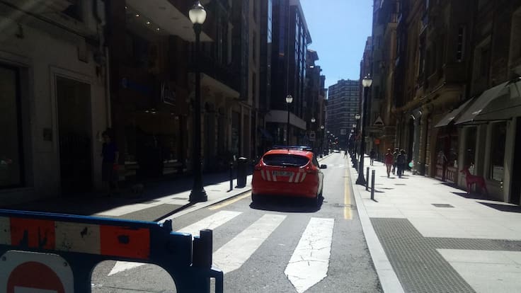 Recogemos las opiniones de comerciantes y peatones ante el cierre experimental de la Calle de los Moros