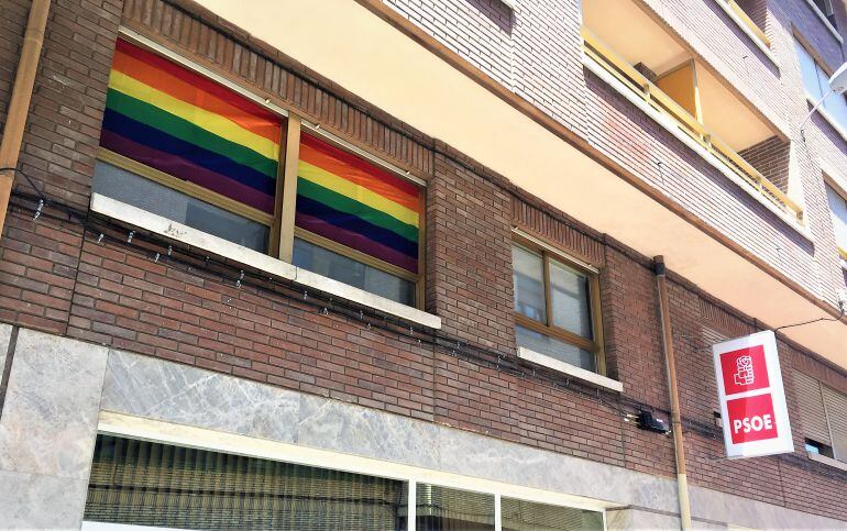 Bandera arcoiris en la sede del PSOE en Palencia